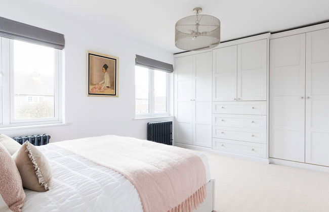 Chic 4-bed Coastal Retreat in Heart of Bosham - Photo 3