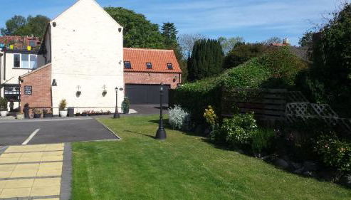 Saracens Head above the pub near Chaple st Leonards - Foto 2, Garden view