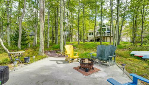 Lakefront Poconos Family Home with Pool Access - Foto 2