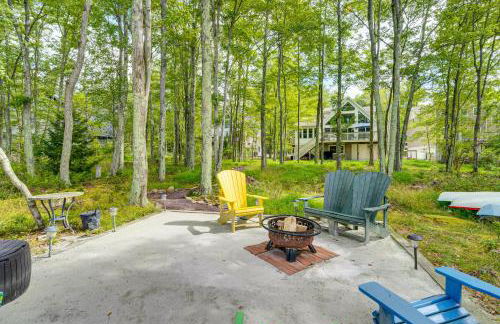 Lakefront Poconos Family Home with Pool Access - Foto 2