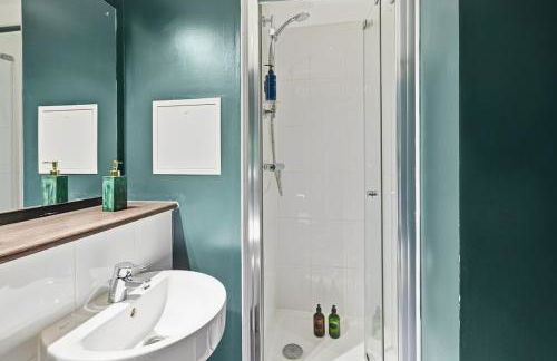 #115 ModernCity Escape Central Apartment- 10 mins to Royal Albert Dock Liverpool- Sleeps 4 - "Perfect for contractors and Families " - Foto 10