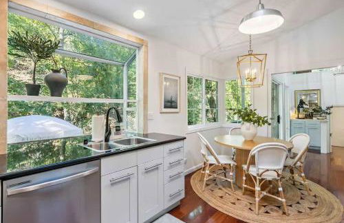 Modern Organic Home with Backyard Creek near State Park - Foto 11