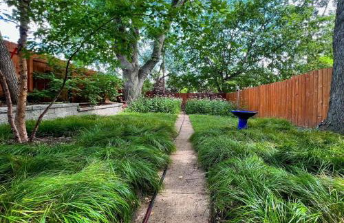 Stylish 4BR with Office Deck Gardens ABODEbucks - Foto 24