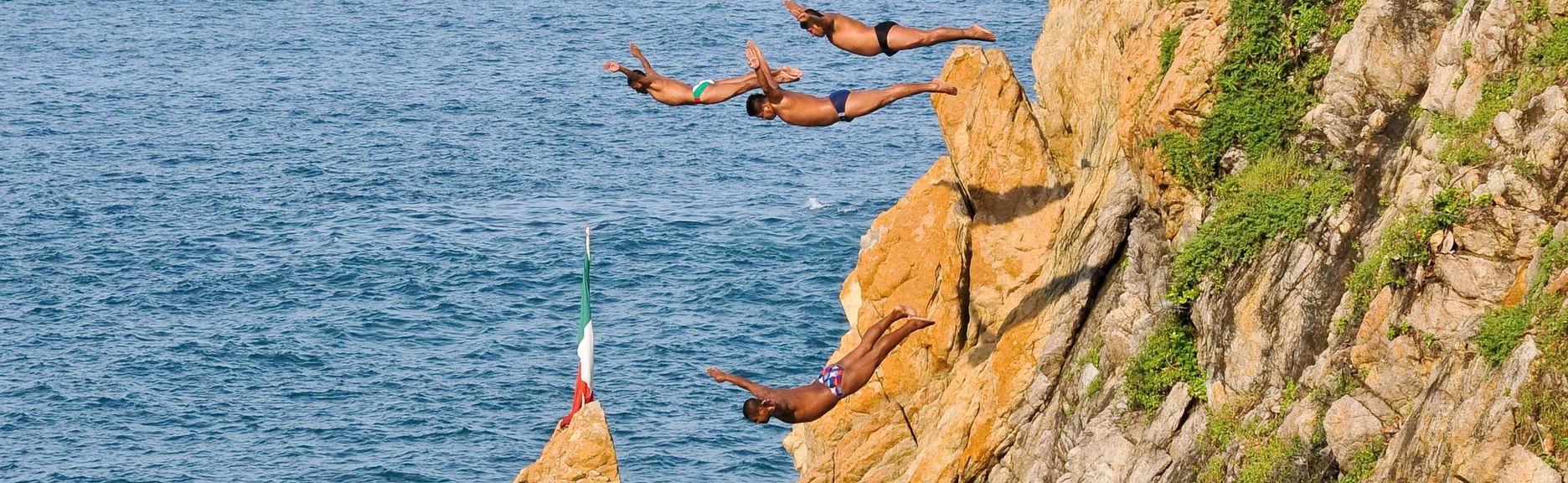 Espetáculo de saltos de penhasco em La Quebrada
