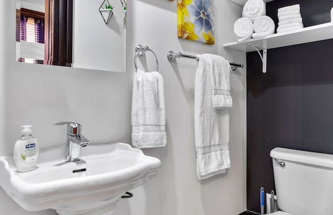 Charming Studio on Cherokee Street - JZ Vacation Rentals - Photo 19