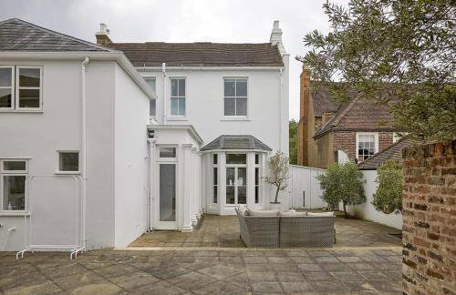 Double-Bed Bedroom, Living Room and Kitchenette, private Bathroom and Utility Room available at Willow House, Shepperton - Foto 33
