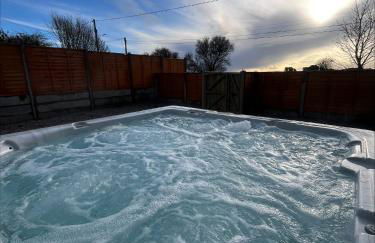 Cosy Cottage Hot Tub Sleeps 8 Log Fires - Foto 19