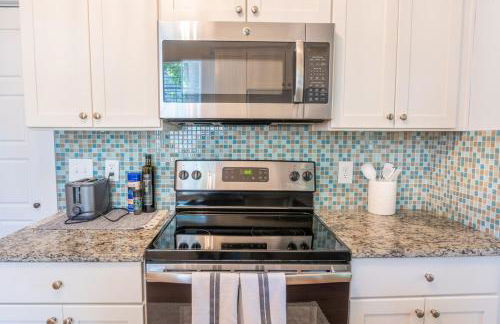 Pelican Hideaway - Charming Home & Entire Backyard - Foto 20