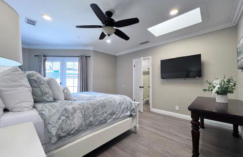 Stunning 8 bedroom 6 bathroom Pool Home - Photo 57