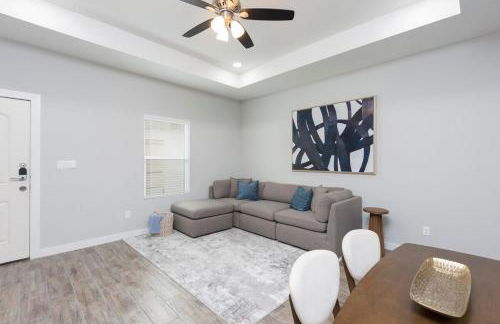 La Querencia on Zinnia w Fast Wifi & Workspace - Photo 10