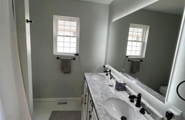 Modern Europe-Inspired Bungalow - Whole House with Workspace - Foto 10