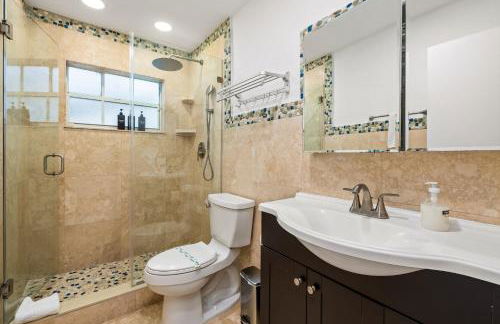 Waterfront Oasis Escape with 7 Seats Hot Tub! - Foto 12