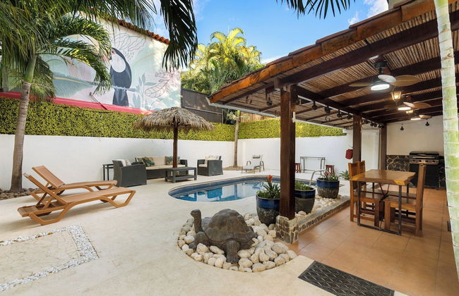 Spacious Home w/ Private Pool & Covered Patio Near the Beach - Foto 23