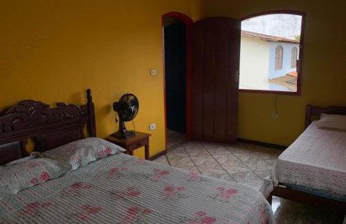 Casa Colorida - Acomodação para 14 pessoas - 10 minutos a pé do centro - Churrasqueira - Foto 7