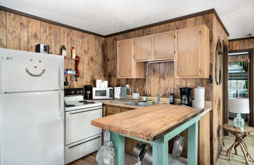 Hot Tub Deck Screened Porch Fire Pit & WiFi - Photo 17