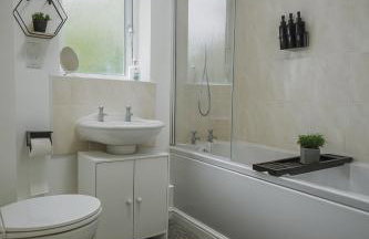 Elegant Getaway 2BR Perfect for Families Sleeps 6 - Foto 11