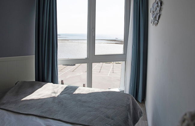 Modern Retreat With Private Sauna - Photo 2