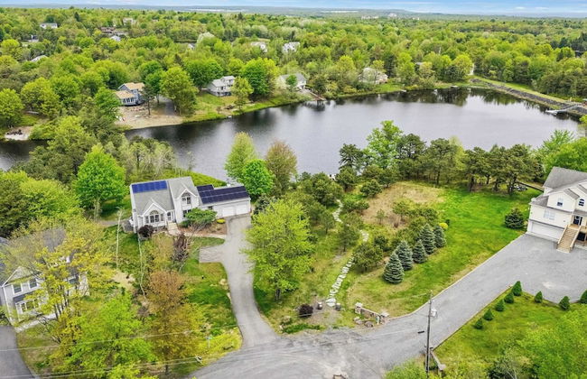 Inn the Poconos by Avantstay Private Lake Access Enclosed Hot Tub - Photo 49