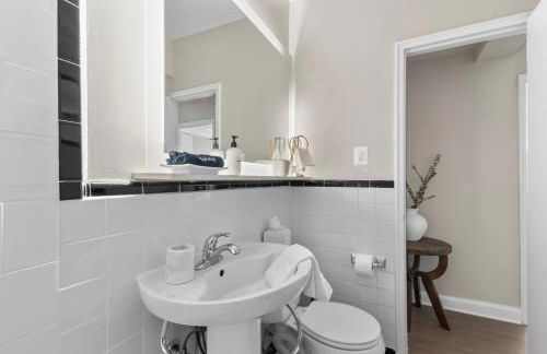 The Sutton - Elevated Minimalist Escape with Free Parking and Metro - Foto 9