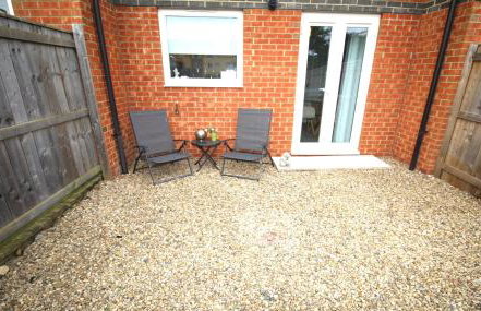 2 Bedroom House - Beautifully Decorated & Furnished - Parking - Large Garden - Foto 23