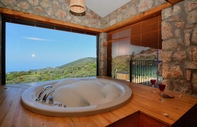 2 Bedroom Private Villa With Infinity Pool and Sea View - Photo 30