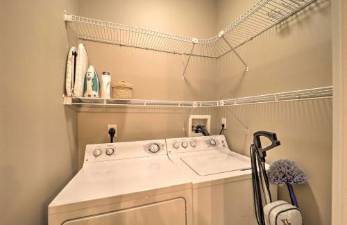 Woodsy Mountain-View Getaway with Hot Tub! - Foto 23