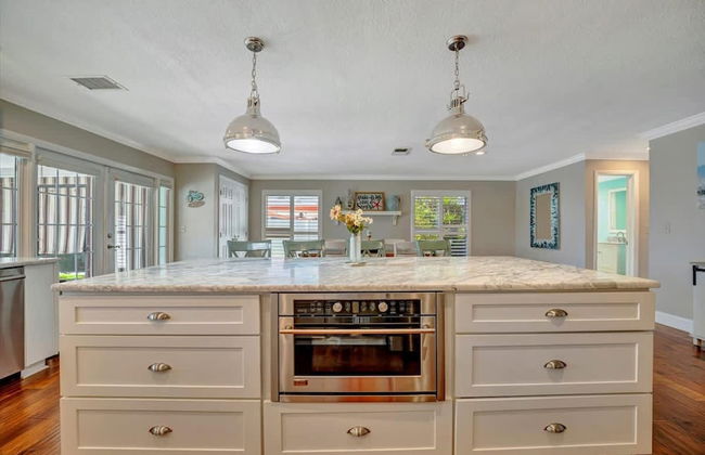 The Crown House 4b Pool Home 6 Mins to IR Beach - Photo 9