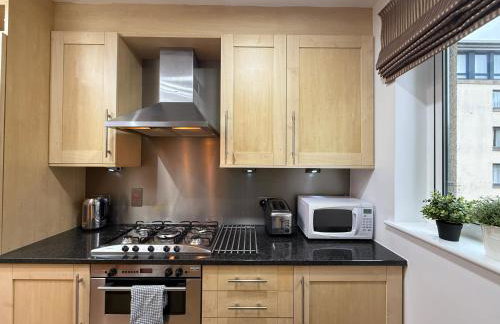 Holyrood Apartment with parking & lift access - Photo 6