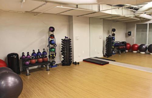 Stylish 2 Bed 2.5 Bath Condo Near Beverly Hills. - Photo 37