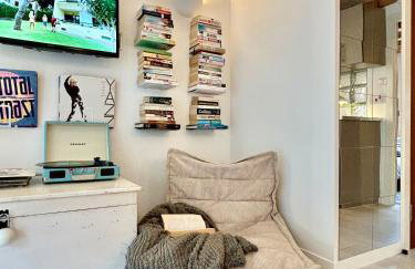 Modern self contained tiny home with patio - Foto 8