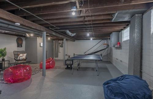 Hot Tub - Game Room - Chic & Spacious - Sleeps 10 - Foto 37