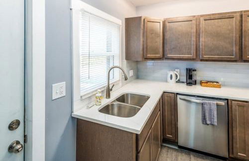Prime Walnut Hills, 5min to UC, Lux King Beds, Sleep 6ppl, Smart TVs - Foto 4
