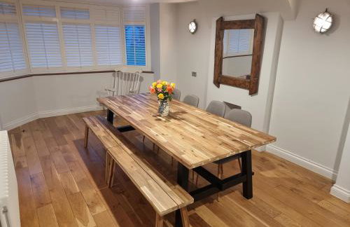 Neet Retreat - sleeps 7 next to beach - Foto 24