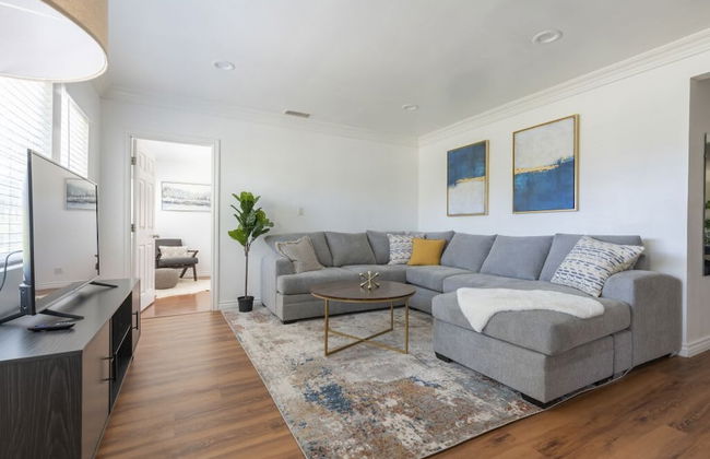 Charming Spacious Home - Modern Comforts, Prime Location - Photo 29