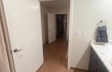 Spacious Apartment with King Beds - J and K on Main - Foto 31