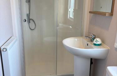 M&B Holiday Home 2025 Cozy Beach side Caravan 4 Beds, 3 Sofa Bed, 7 Sleep, Wifi, Tea and Coffee, Free Parking - Foto 16