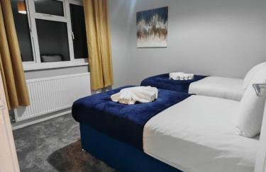 Bright 4BR Home, Outdoor Garden, Easy Parking - Foto 28