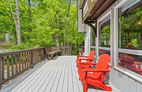 The Gingerbread House - 4 BR chalet, Sunroom, Deck, sleeps 10, modern amenities - Foto 14