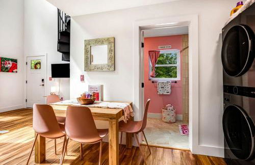 Unique Barbie-Themed Pink Cabin in Black Mountain, North Carolina - Foto 11