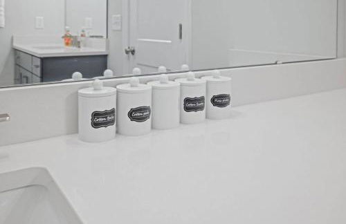 NEW Luxury Condo, Rooftop Terrace, EV Charger! - Foto 38