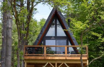 Designer A-Frame Treehouse with hot tub on river - Foto 30