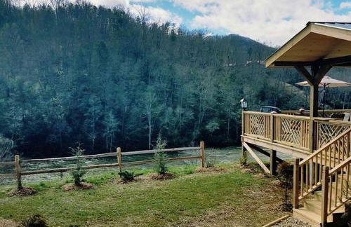 Unique Yurt Rental on Peony Farm with Riverfront View in Clyde, North Carolina - Foto 27