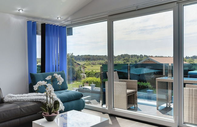 Modern Villa With Private Pool Consisting of 2 Apartments Near the Beach - Photo 16