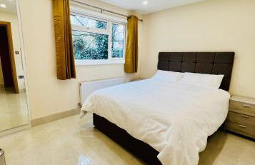 2 Bedroom Flat or Appartment near Heathrow with Garden - Photo 3