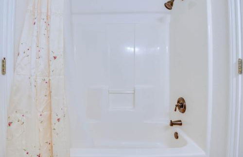 Relax Fireside! Poolside Oasis 3 Mi to Dtwn Sanger - Foto 18