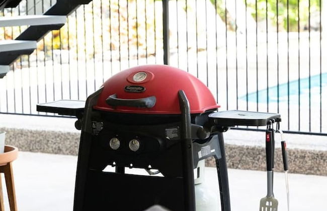 Rosewood Rustic Refuge Pool Outdoor Dining Backyard - Foto 13