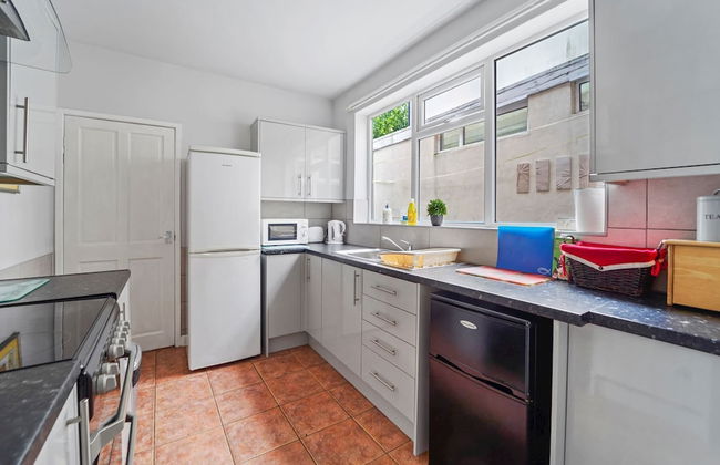 4 Bed Homely Retreat - Wolverhampton - Photo 6