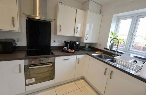 Spacious 4BR House with 2 Bathrooms and 1 WC ideal for Families, Professionals and Relocators near NEC, BHX, HS2 and JLR with Travel Cot, Pets Allowed and Free Parking - The Home Makers Hub - Foto 25