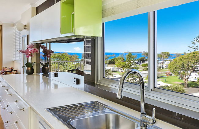 Elouera Tower Beachfront Apartments - Photo 24