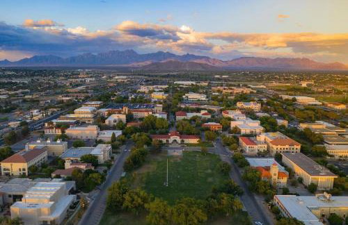 Private Gated Garden Suite in Historic Home, walk to UNM Football and Basketball, UNM and Pres Hospitals - Foto 27